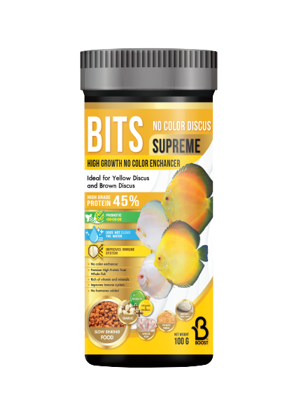 อาหารปลาปอมปาดัวร์ Boost Bits Variety Supreme Discus Growth อาหารปลาปอมปาดัวร์สูตรเร่งโต ไม่เร่งสี สำหรับปลาสีขาว/เหลือง (เม็ดจมช้า) สูตรเร่งโตระดับซูพรีม เพื่อบอดี้ที่สมบูรณ์แบบสำหรับปลาปอมปาดัวร์ทุกสายพันธุ์ อาหารสูตรเฉพาะที่ออกแบบมาเพื่อเน้นการสร้างกล้ามเนื้อและรูปทรง (Body Shape) ให้สวยสง่าโดยเฉพาะ อัดแน่นด้วยโปรตีน 45% จากวัตถุดิบคุณภาพสูงจากเนื้อปลาชั้นดี (Whole Fish) และจมูกข้าวสาลี (Wheat Germ)